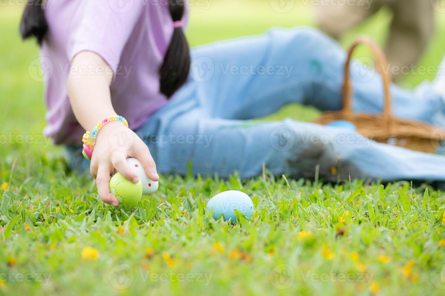 bambini godendo all'aperto attività nel il parco Compreso un' correre per raccogliere bellissimo Pasqua uova. foto