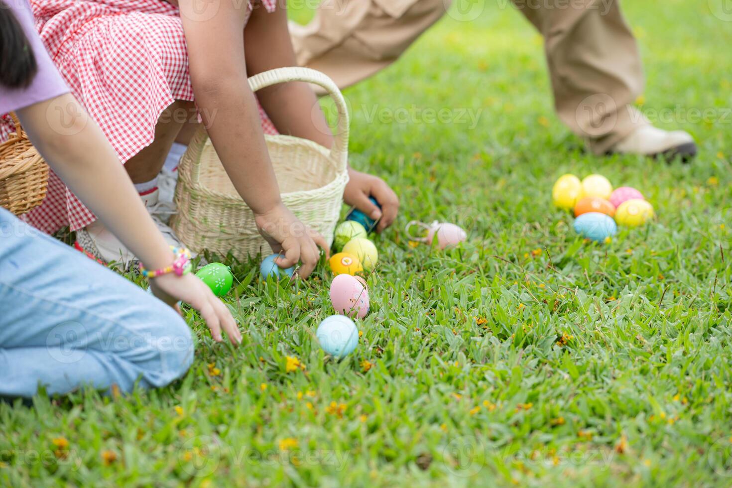 bambini godendo all'aperto attività nel il parco Compreso un' correre per raccogliere bellissimo Pasqua uova. foto