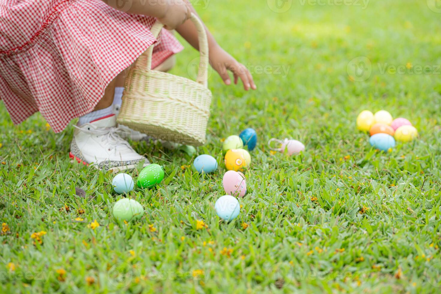 ragazza godendo all'aperto attività nel il parco Compreso un' correre per raccogliere bellissimo Pasqua uova. foto