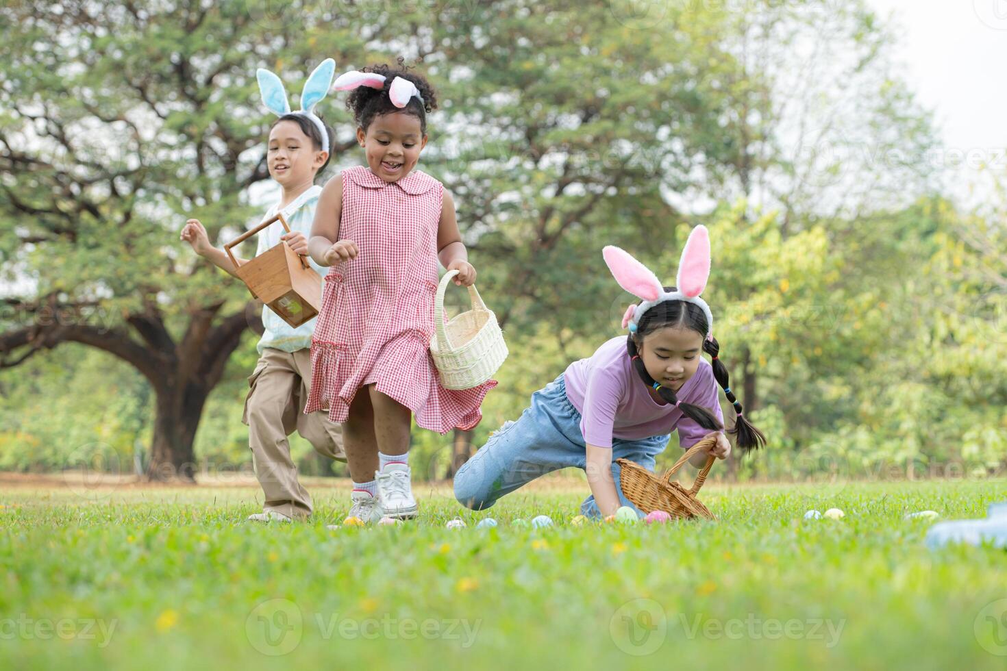 bambini godendo all'aperto attività nel il parco Compreso un' correre per raccogliere bellissimo Pasqua uova. foto