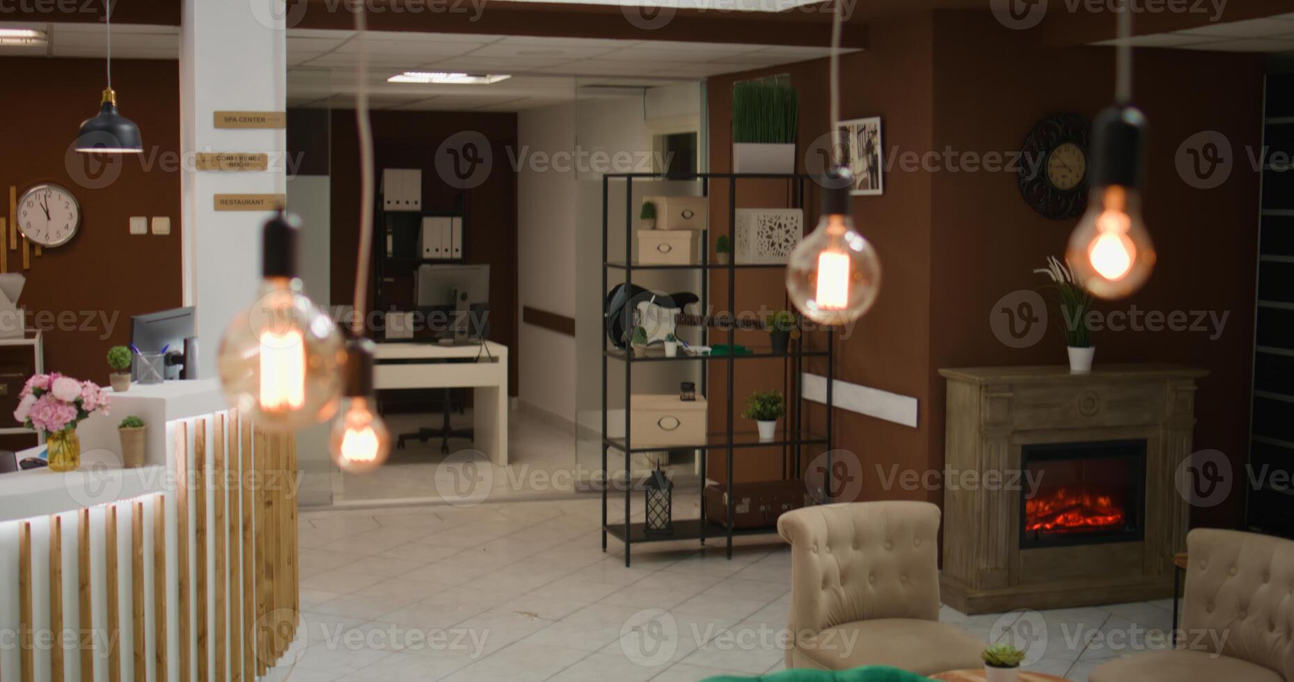 vuoto Hotel Ingresso con davanti scrivania ricezione. moderno di classe viaggio vacanza ritiro sala la zona decorato con elegante verde arredamento, bellissimo arredamento nel ospitalità industria. foto