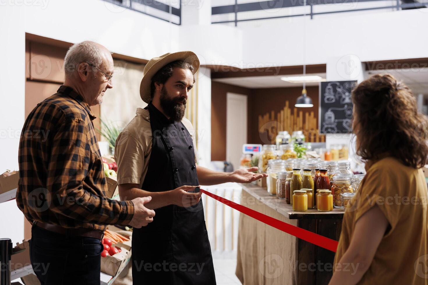 di recente ha aperto zero rifiuto negozio proprietario invitante i clienti nel dopo preparazione biologico l'ambiente consapevole massa prodotti scorta. imprenditore taglio nastro, festeggiare nuovo Locale memorizzare inaugurazione foto