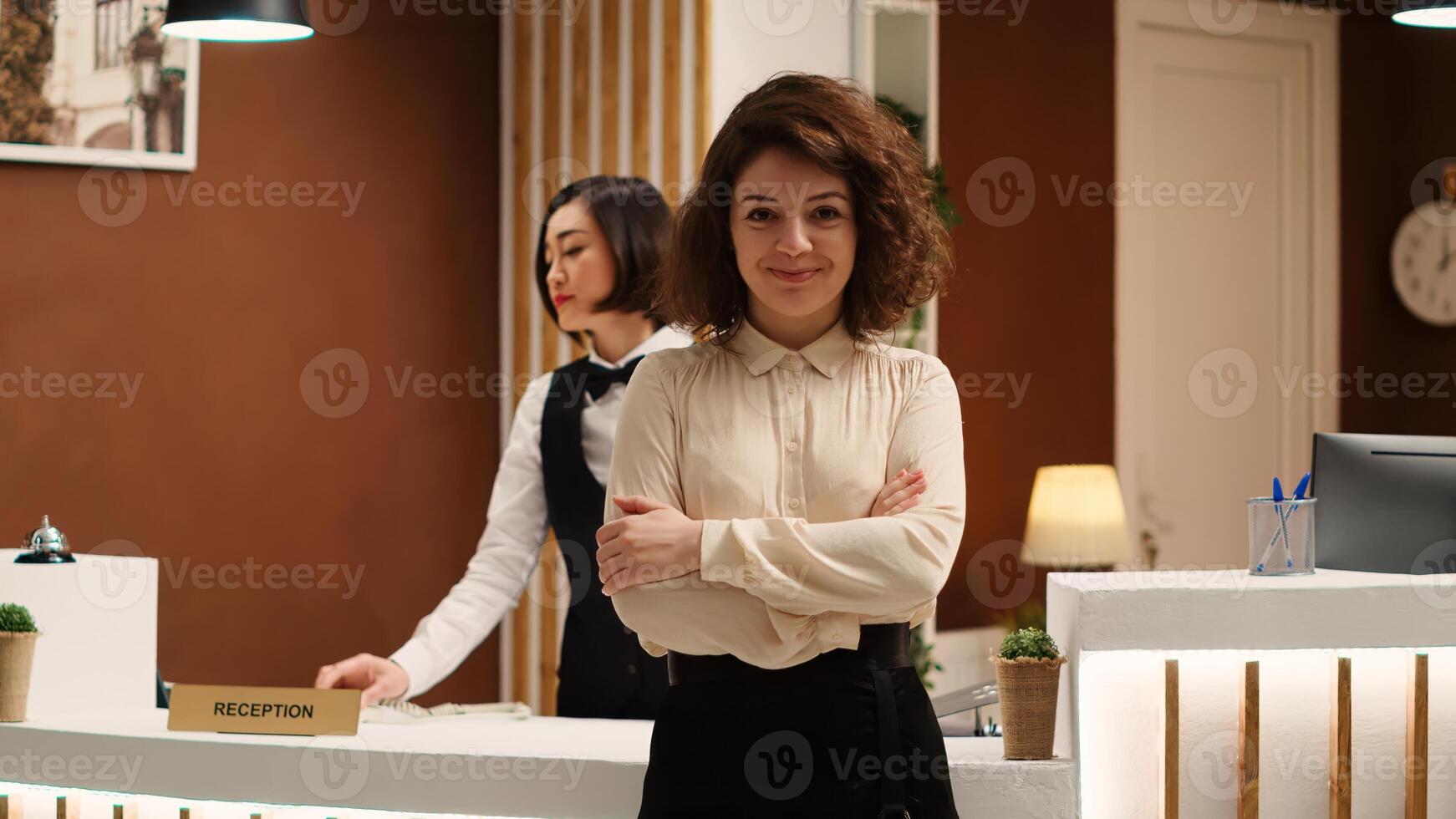 Hotel manager passaggio cartelle di turista alloggio informazione lavoro d'ufficio per allegro addetto alla reception. contento sorridente professionale personale Lavorando nel elegante ricorrere sala foto