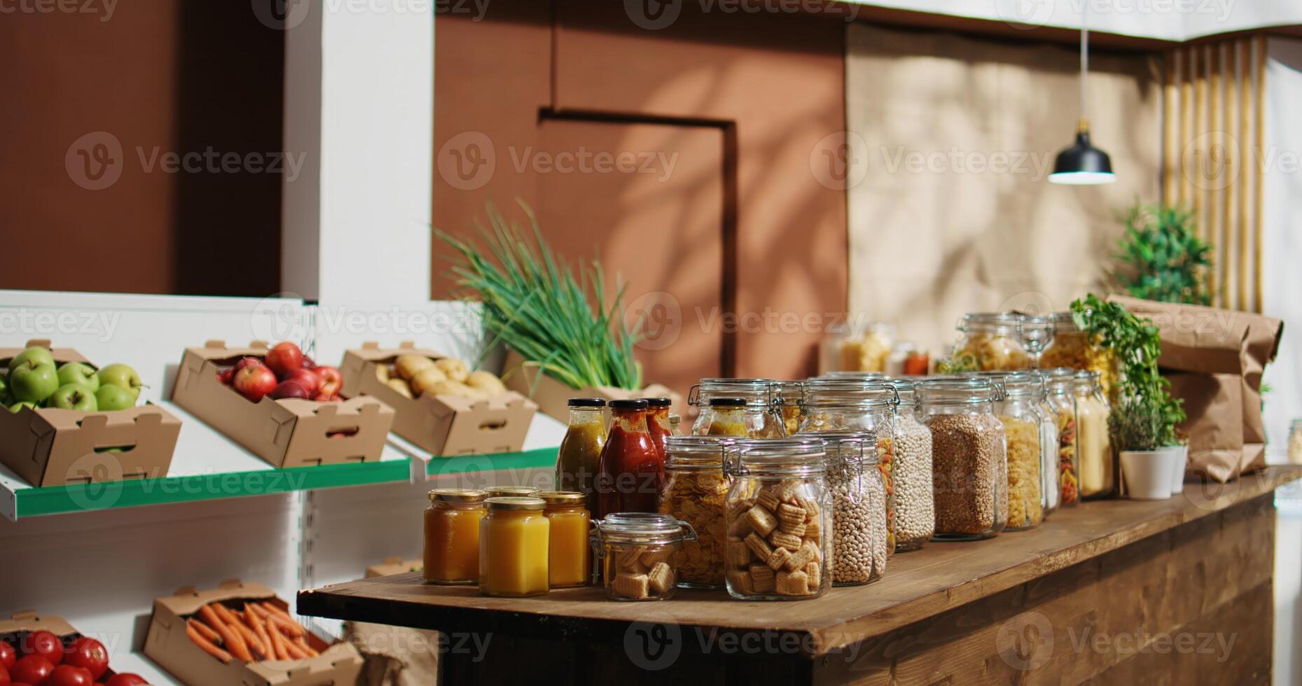 dolly nel tiro di carbonio neutro zero rifiuto supermercato con frutta, la verdura, cereali, spezie e pasta su Schermo. vuoto Basso carbonio orma Locale Quartiere drogheria memorizzare foto