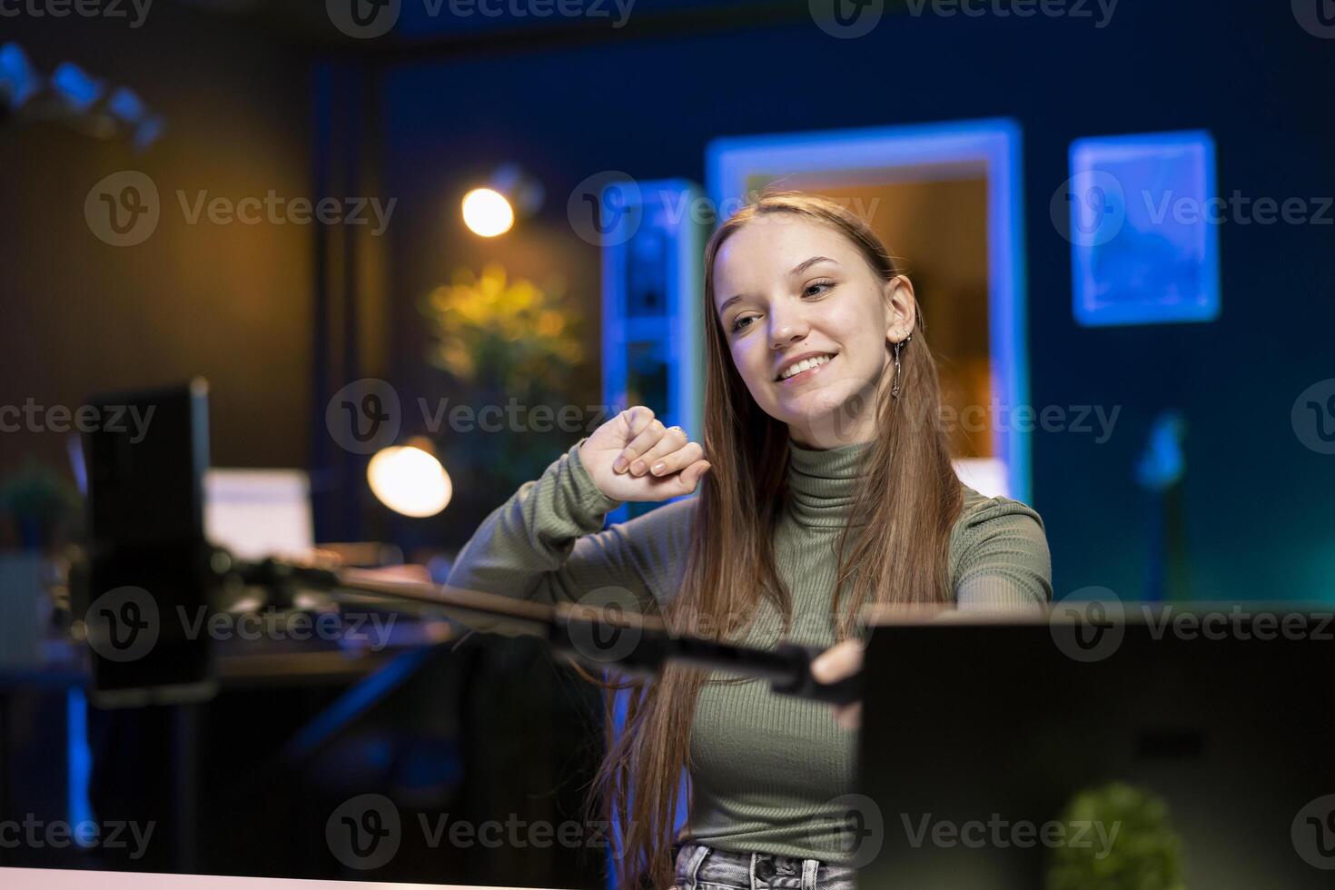 gioioso gen z ragazza record introduttivo video con smartphone su autoscatto bastone, invitante spettatori per sottoscrivi per canale. ottimista Internet stella usi autoscatto telecamera per film se stessa collegamento con fan foto