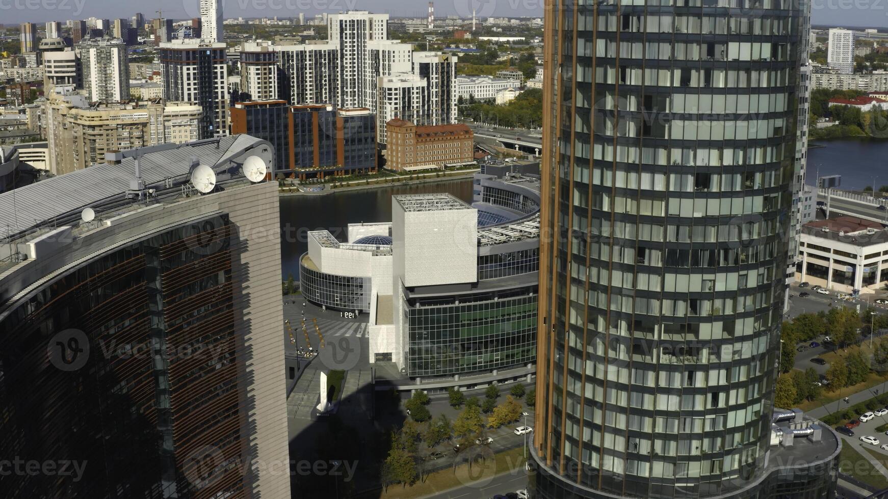 bellissimo architettura di moderno grattacielo edifici con uffici. azione filmato. attività commerciale centri nel grattacielo edifici con bicchiere facciata nel città centro. superiore Visualizza di bellissimo architettura di moderno foto