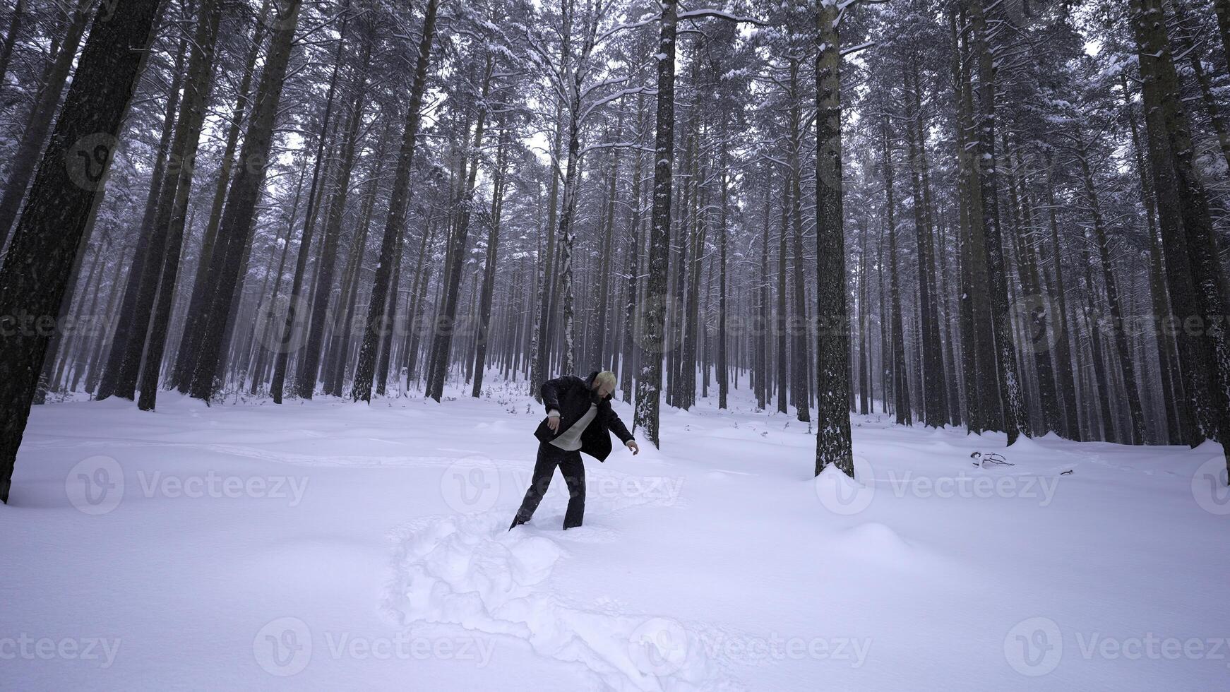 uomo danza nel inverno foresta. media. elegante uomo si sposta piace nel clip nel inverno foresta. tiro clip di cantante rap danza nel inverno foresta foto