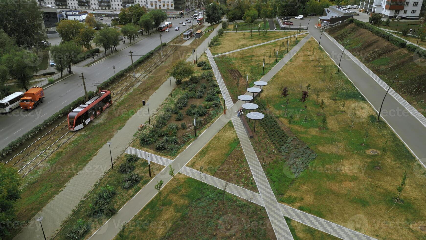 superiore Visualizza di percorsi nel parco vicolo. clip. solare pannelli nel parco vicolo di città. Linee di percorsi nel parco città vicolo di Residenziale la zona foto