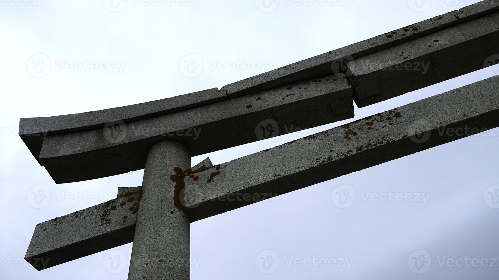 pietra giapponese arco. clip. pietra arco nel Cinese stile su sfondo nuvoloso cielo. avvicinamento di parte di pietra arco su sfondo nuvoloso cielo foto