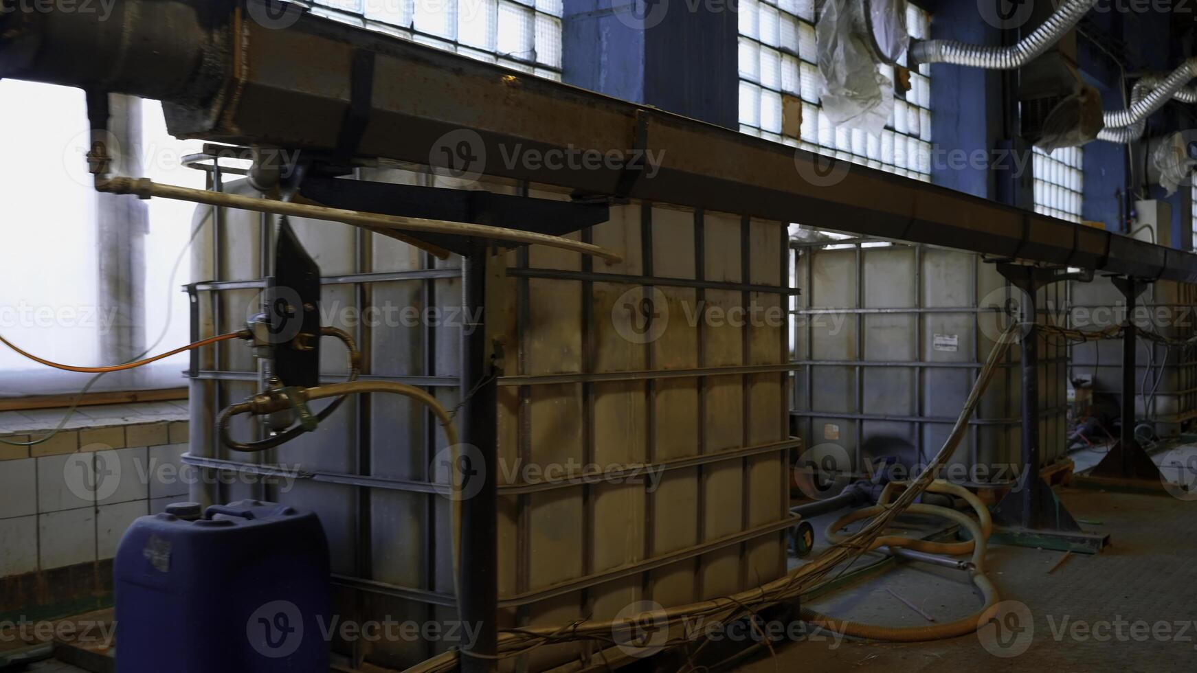 Visualizza dentro di un' laboratorio di un vecchio stile fabbrica. creativo. lungo tubo allungamento lungo il parete, industriale attrezzatura. foto