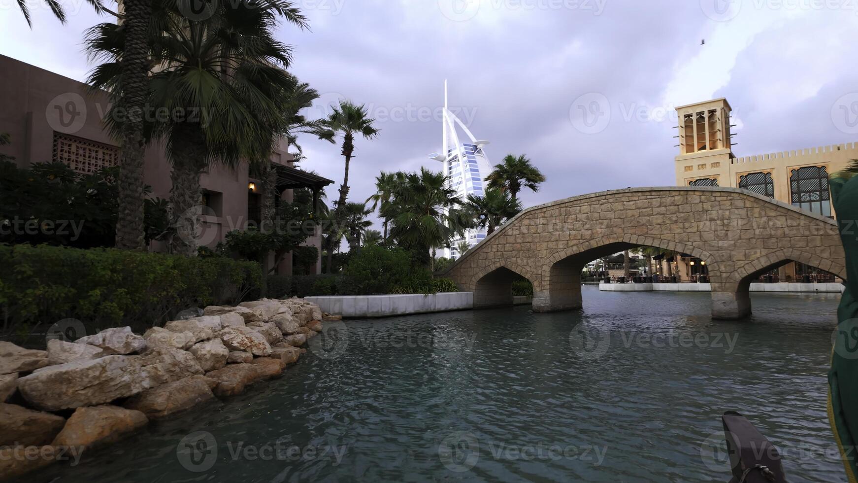 andare in barca nel acqua canale vicino città su un' estate giorno. azione. concetto di viaggio e acqua trasporto. foto