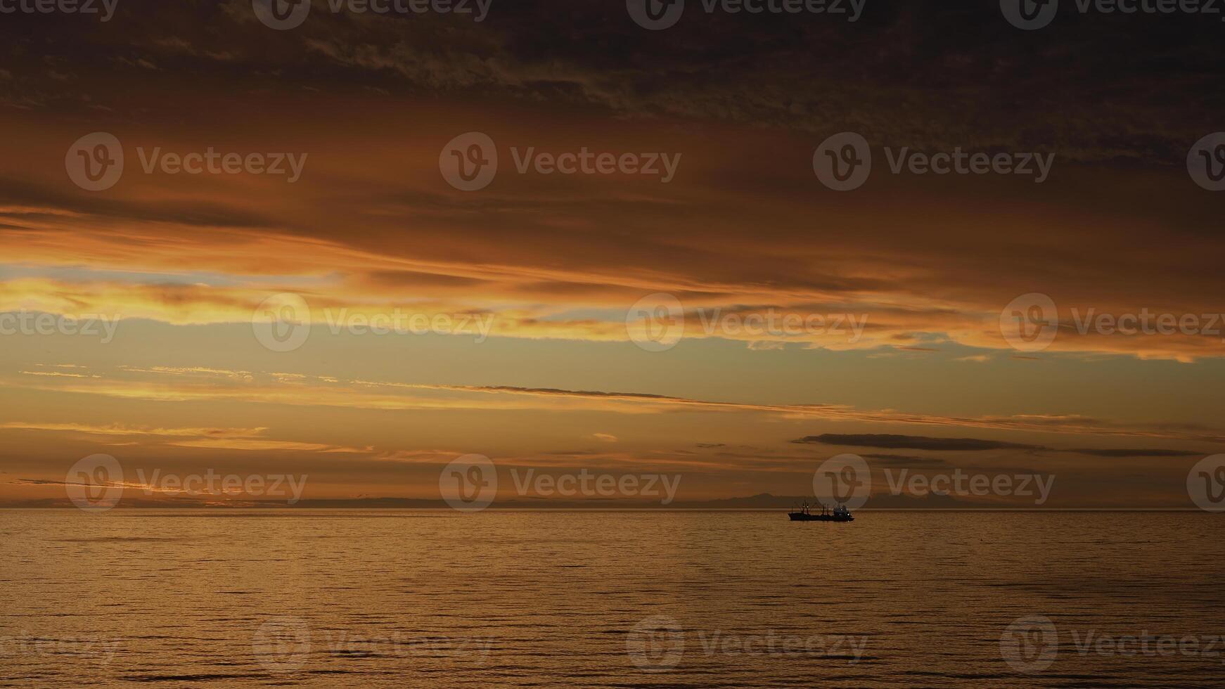 piccolo barca su lago a tramonto. clip. mozzafiato luminosa arancia tramonto sopra increspatura lago. foto