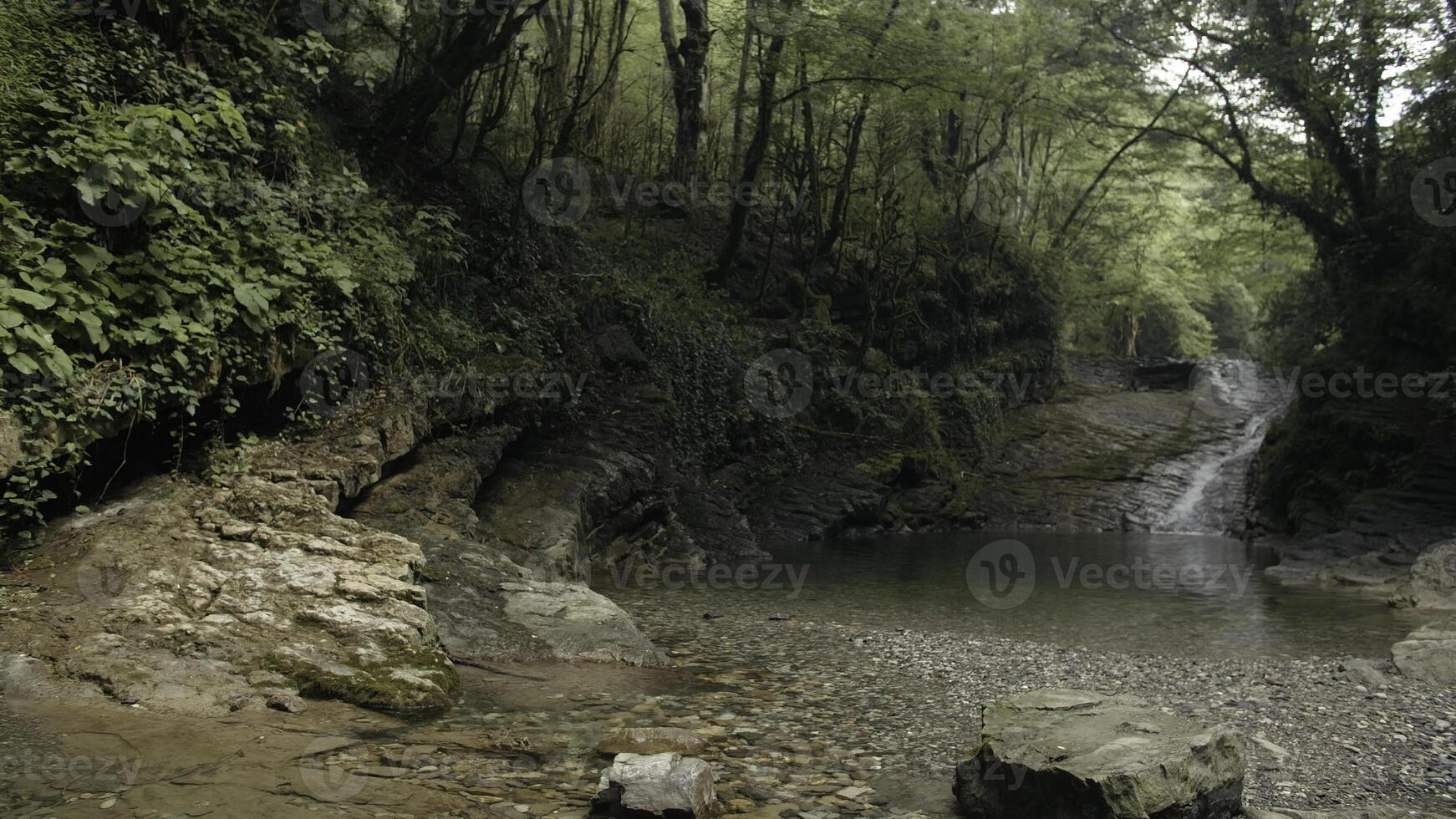 montagna fluente torrente flusso. creativo. pietroso sentiero e fluente fiume. foto