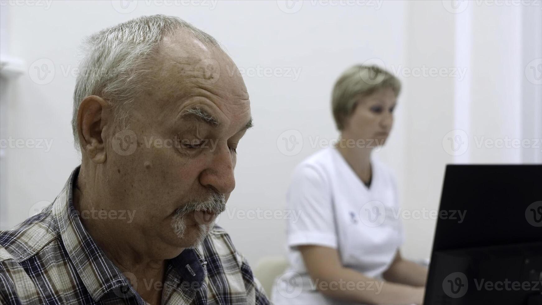 ritratto di un vecchio uomo paziente parlando per medico con femmina infermiera dietro. clip. concetto di pubblico Salute Servizi. foto