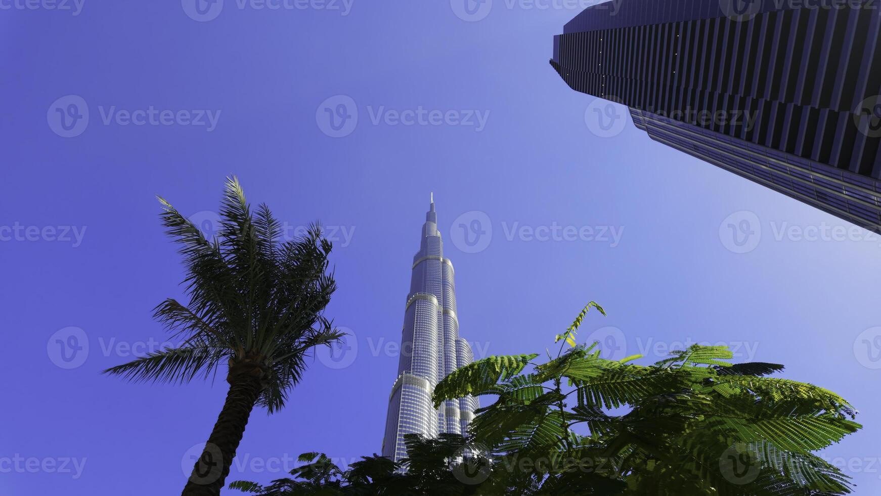 terra angolo di blu cielo con alto edifici intorno a. azione. gigante grattacieli e estate natura. foto