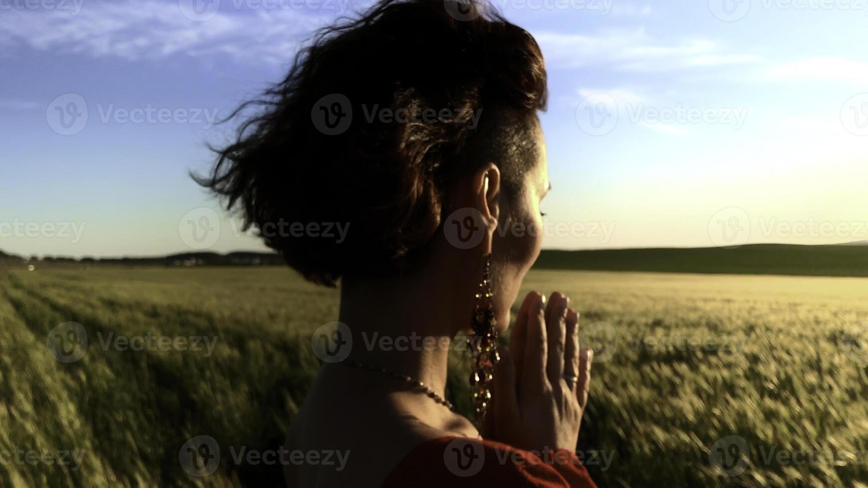 credere donna con sua occhi chiuso chiede per perdono e pace. azione clip. sensazione unità con natura. foto