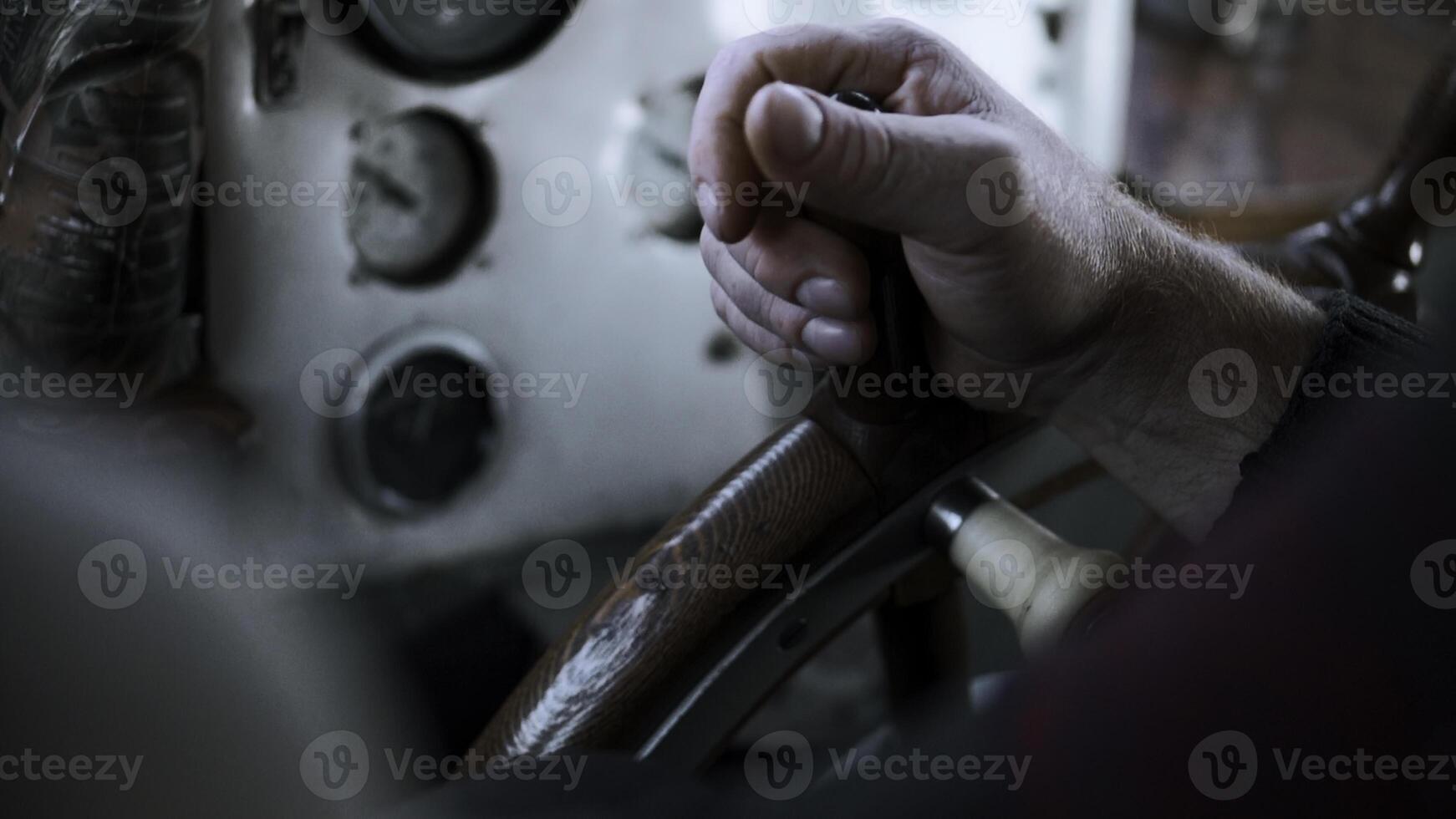 il navi Capitano giri il ruota di il nave. clip. vicino su di uomo mano svolta di legno timone ruota. foto