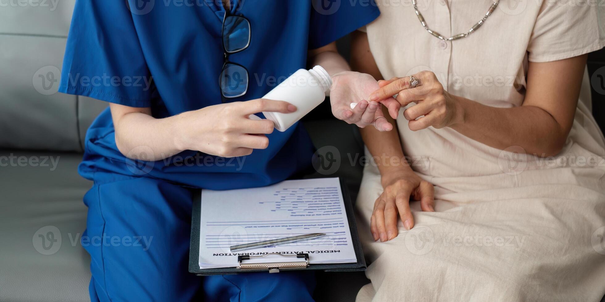 badante donna hold medicina pillola bottiglia, spiegare prescrizione per anziano vecchio donna nel vivente camera nel Casa foto