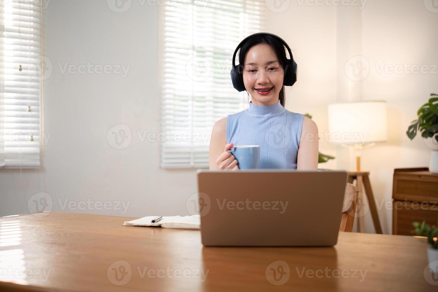 contento giovane donna asiatico nel cuffie e computer portatile, ragazza alunno parlando di video conferenza chiamata, in linea formazione foto