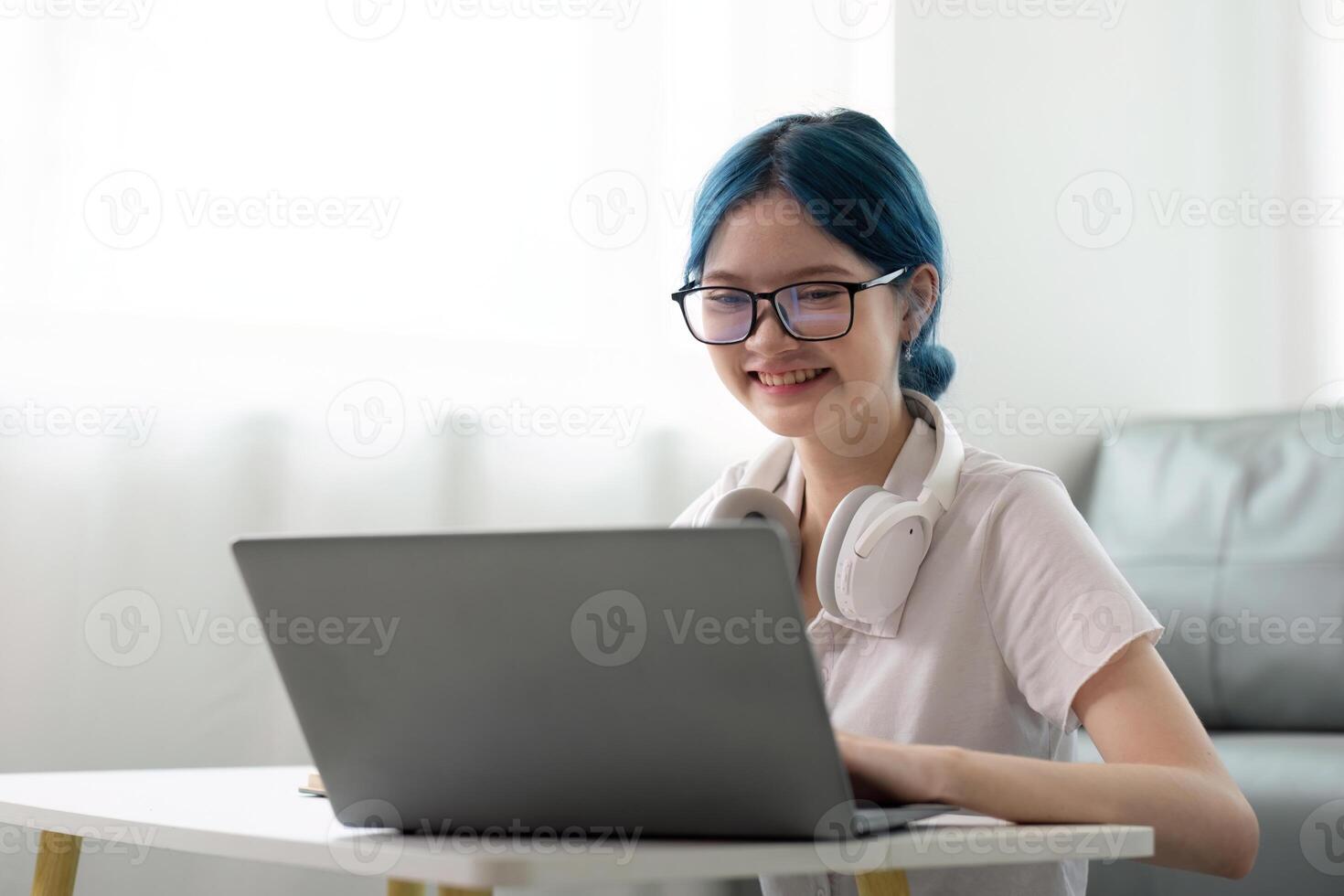 contento giovane donna guardare a il computer portatile fabbricazione Nota, ragazza alunno parlando di video conferenza chiamata, femmina insegnante allenatore precettore di webcam, in linea formazione foto