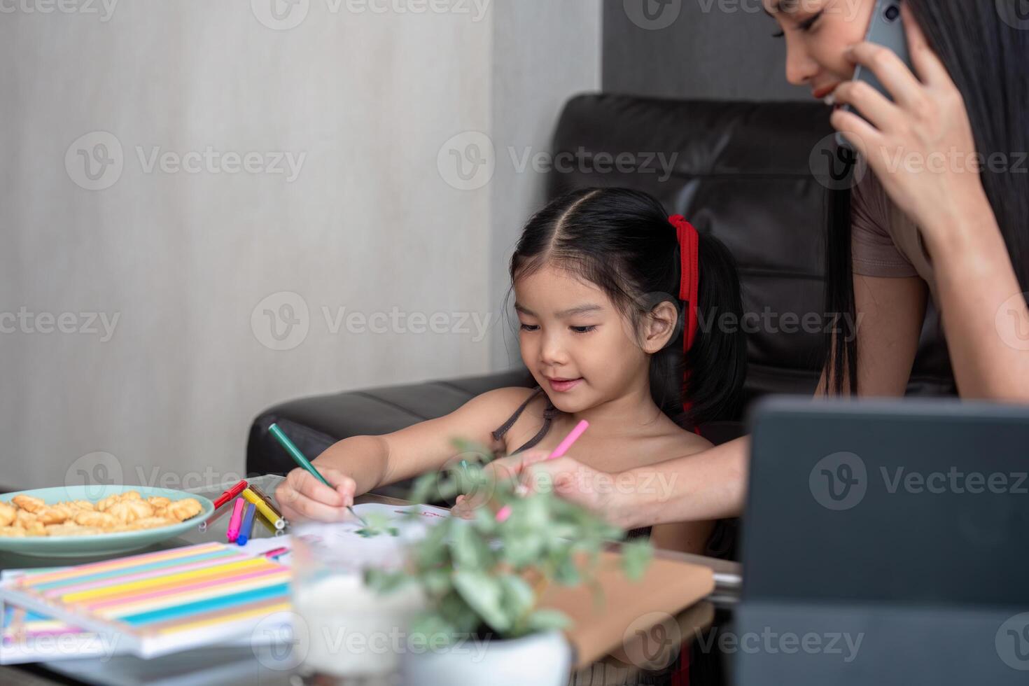 Lavorando madre concetto. giovane donna Lavorando su il computer portatile con sua bambino a partire dal casa foto