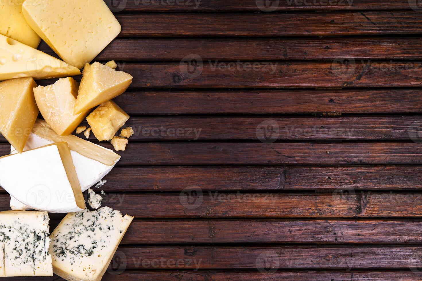 vari tipi di formaggio su tavola di legno, vista dall'alto foto