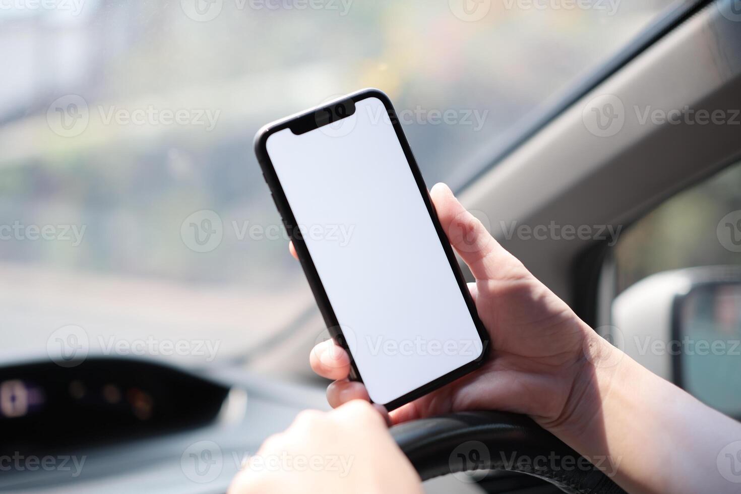 Telefono nel macchina, mano utilizzando smartphone su auto foto