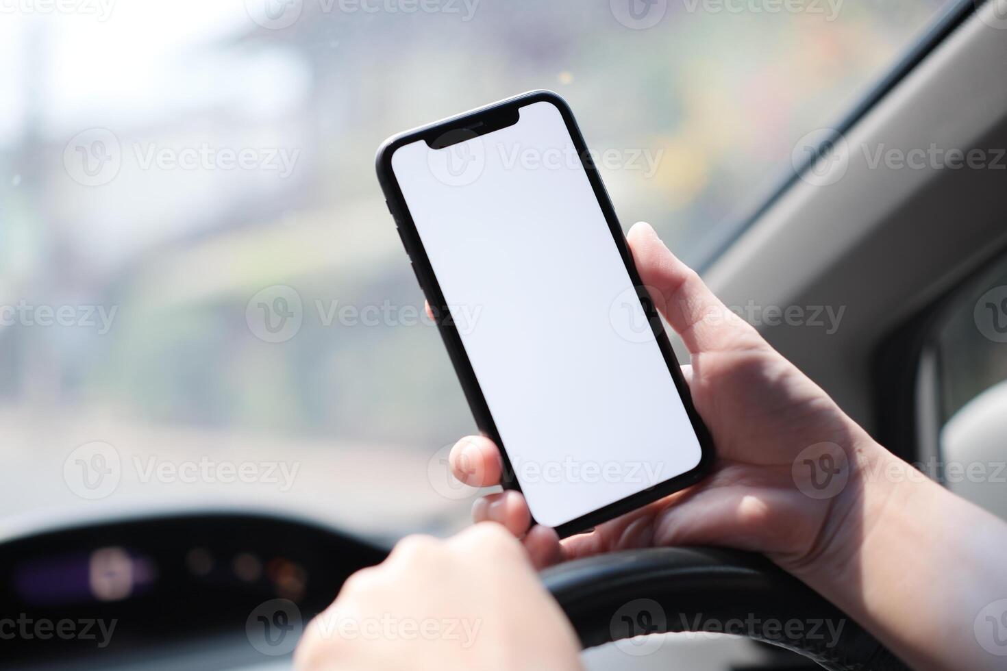 Telefono nel macchina, mano utilizzando smartphone su auto foto