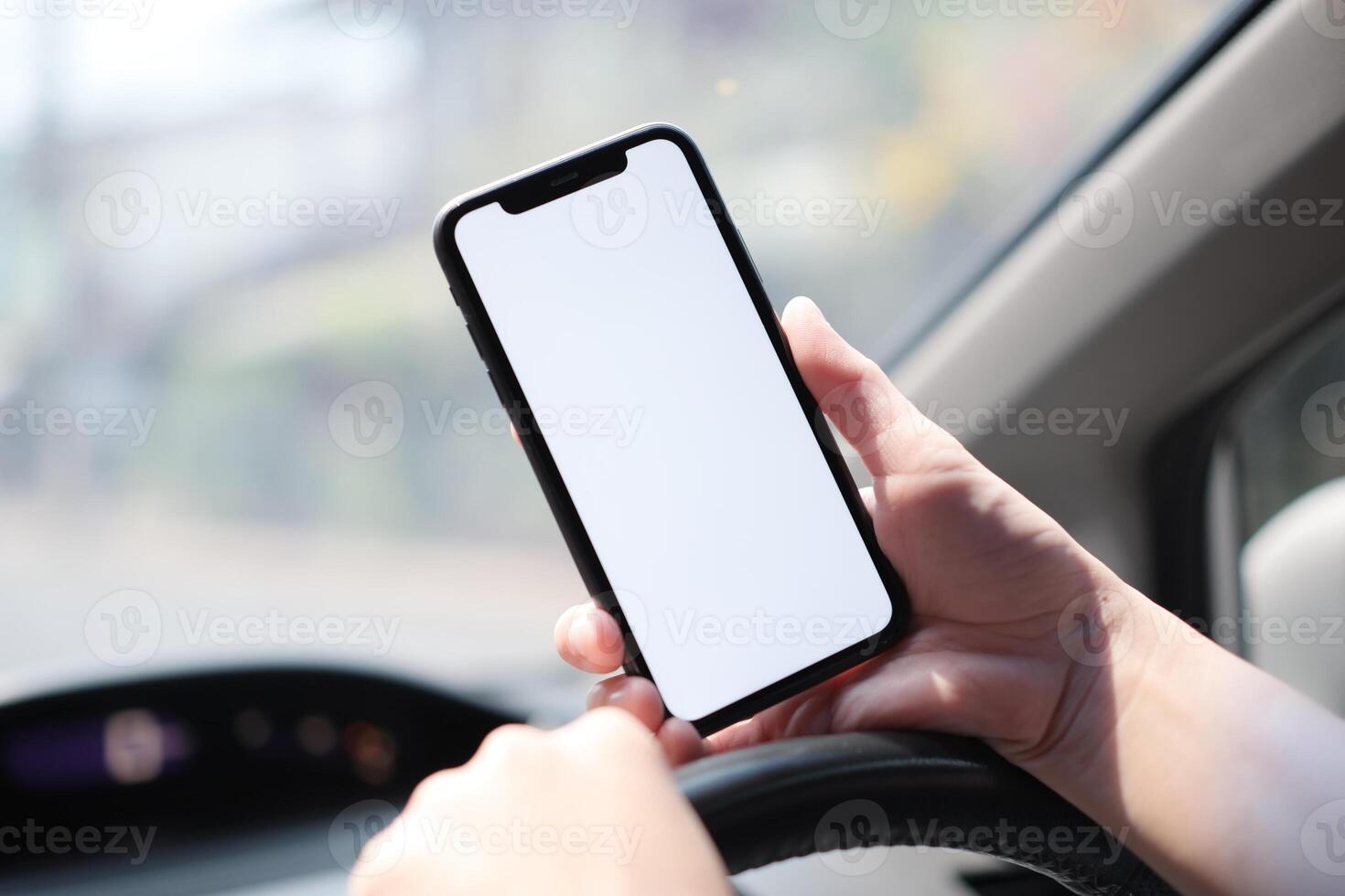 Telefono nel macchina, mano utilizzando smartphone su auto foto