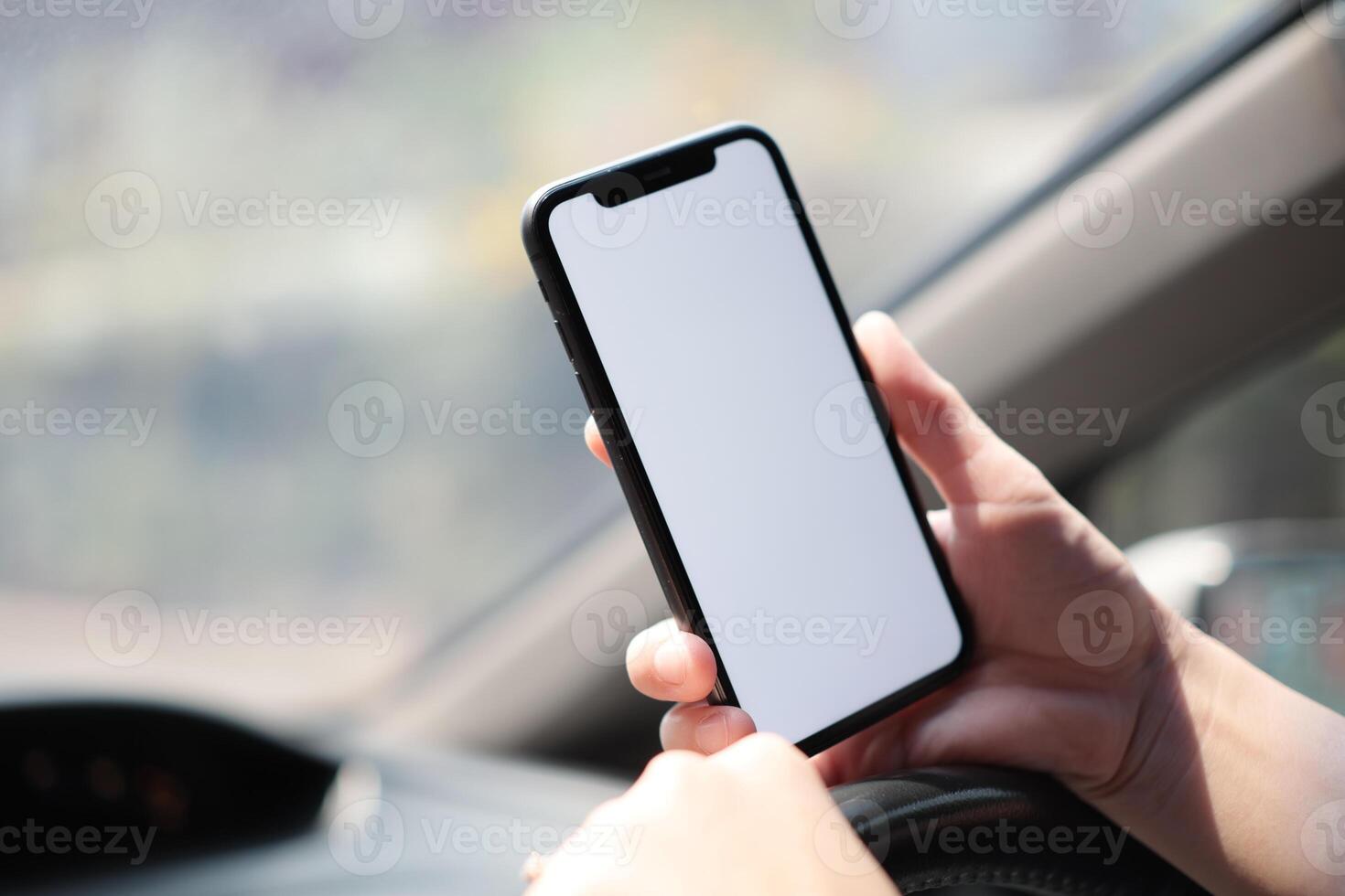 Telefono nel macchina, mano utilizzando smartphone su auto foto