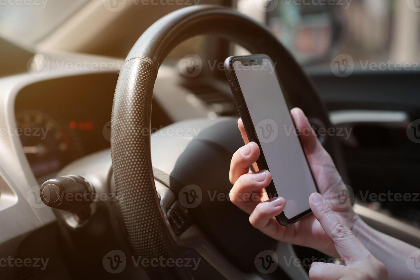 Telefono nel macchina, mano utilizzando smartphone su auto foto