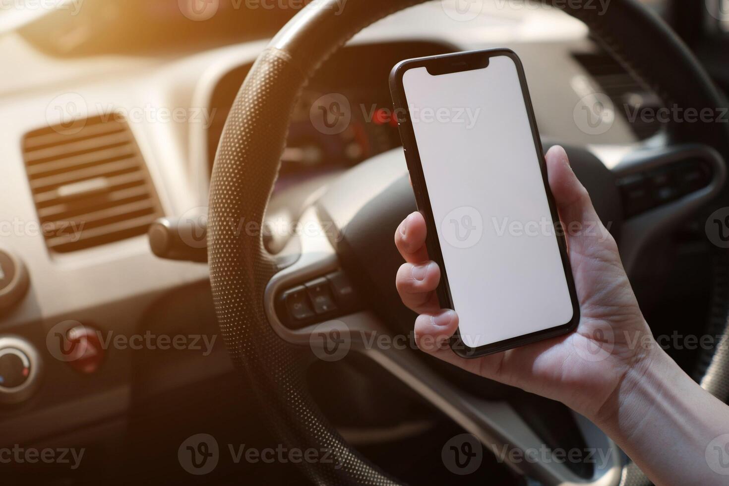 Telefono nel macchina, mano utilizzando smartphone su auto foto