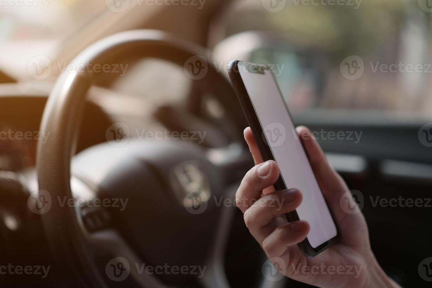 Telefono nel macchina, mano utilizzando smartphone su auto foto