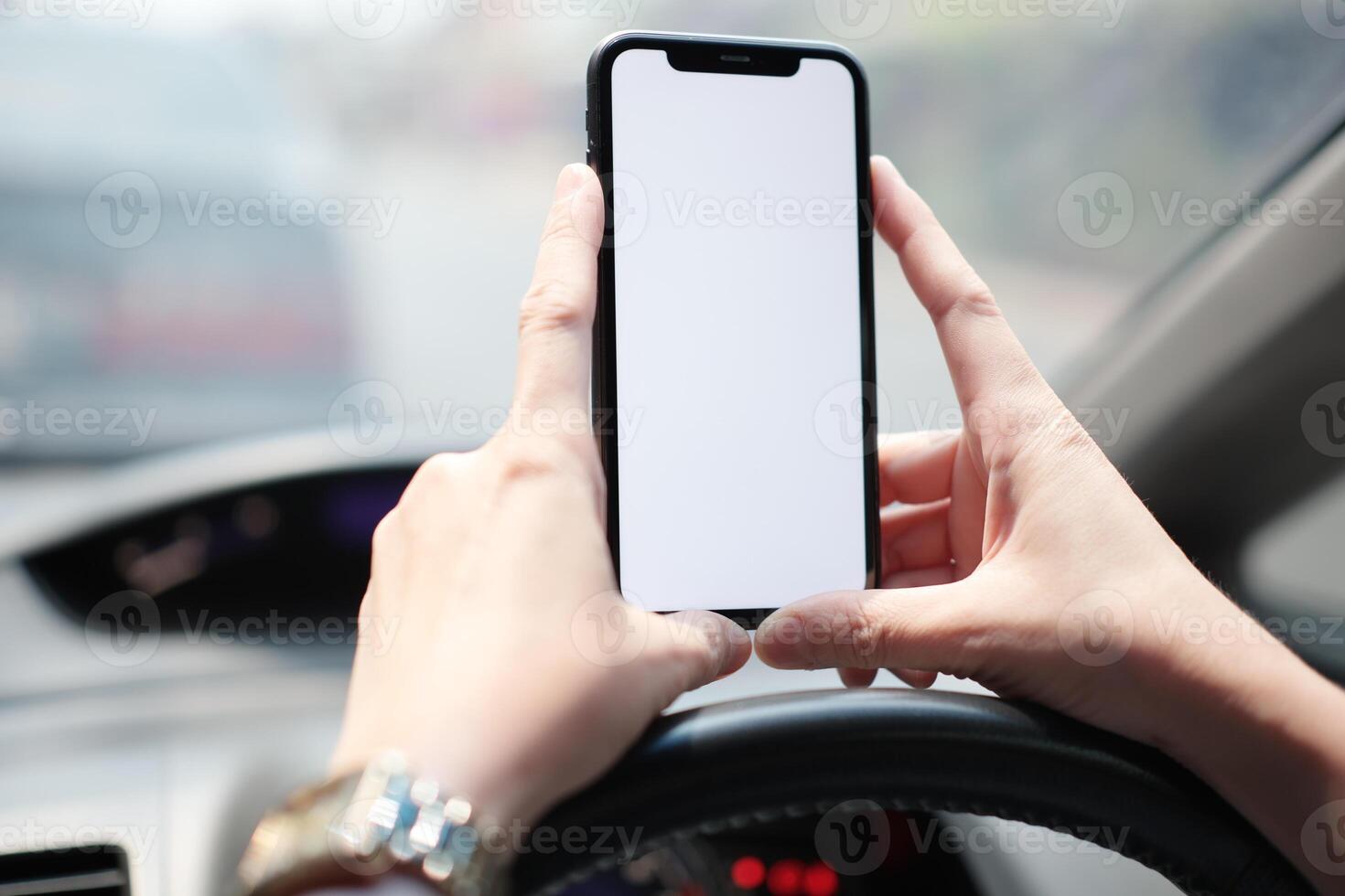 Telefono nel macchina, mano utilizzando smartphone su auto foto