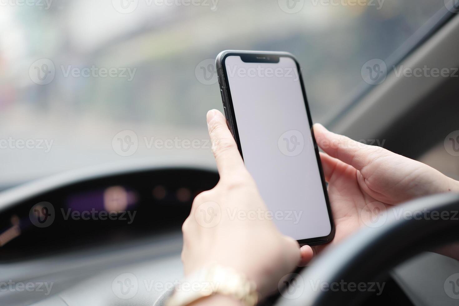 Telefono nel macchina, mano utilizzando smartphone su auto foto