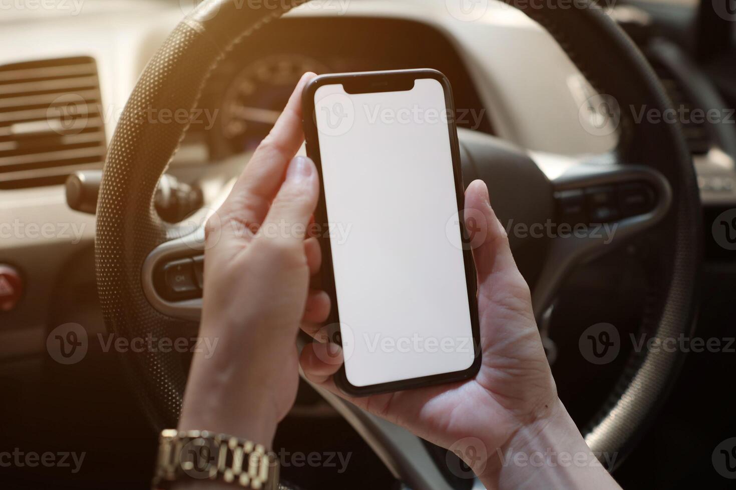 Telefono nel macchina, mano utilizzando smartphone su auto foto