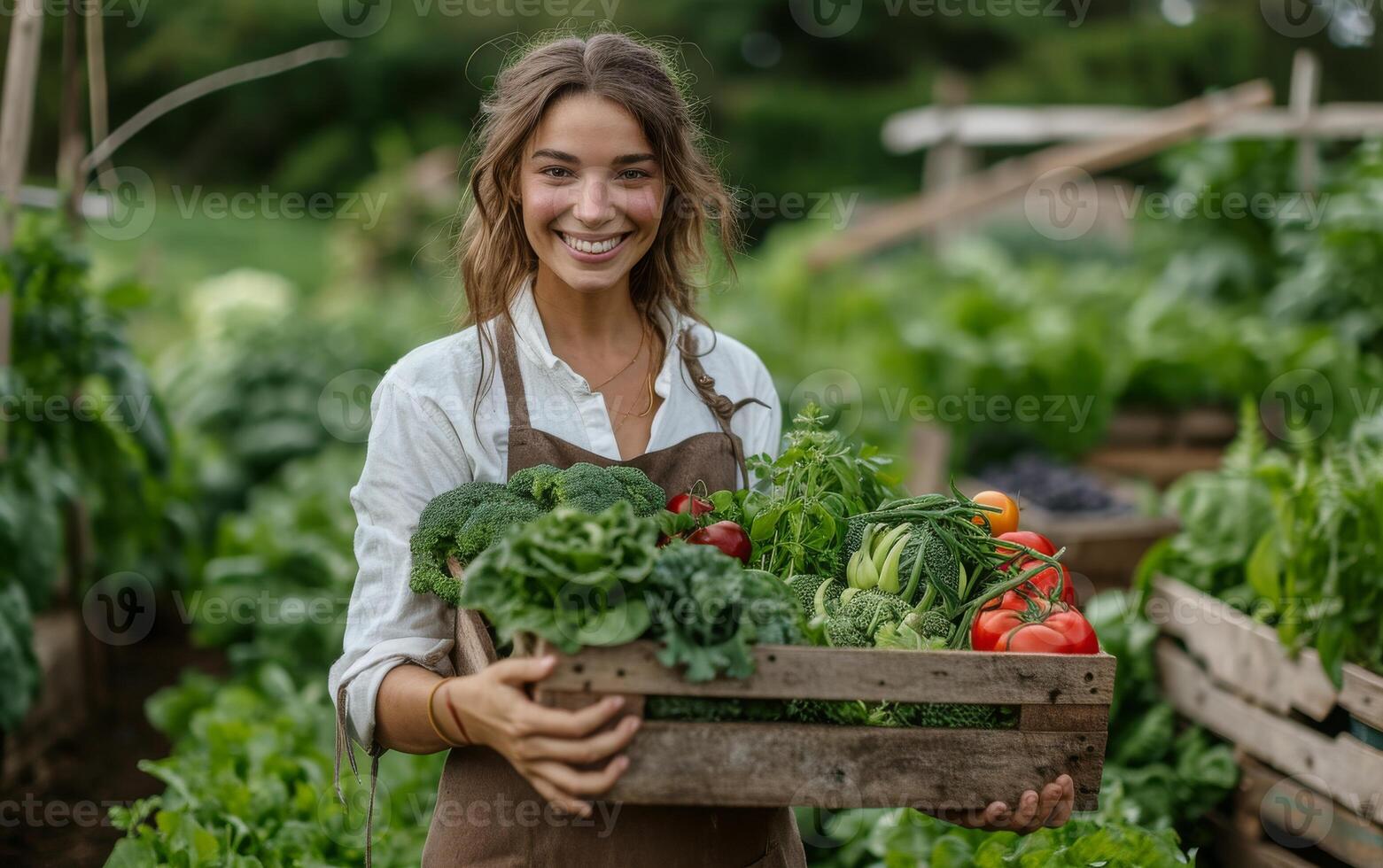 ai generato un' sorridente donna nel un' giardino, con orgoglio Tenere un' gabbia di appena raccolto verdure foto