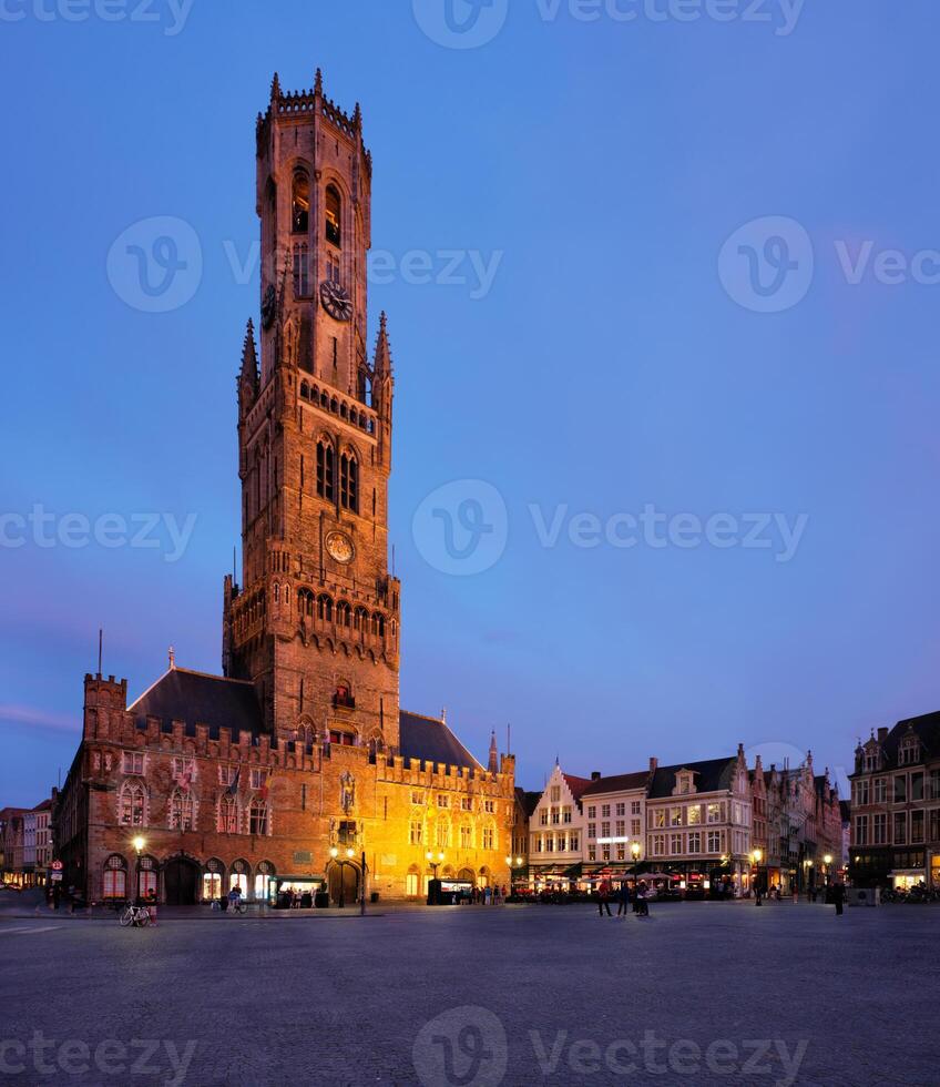 campanile Torre e grote markt piazza nel Bruges, Belgio su crepuscolo nel crepuscolo foto