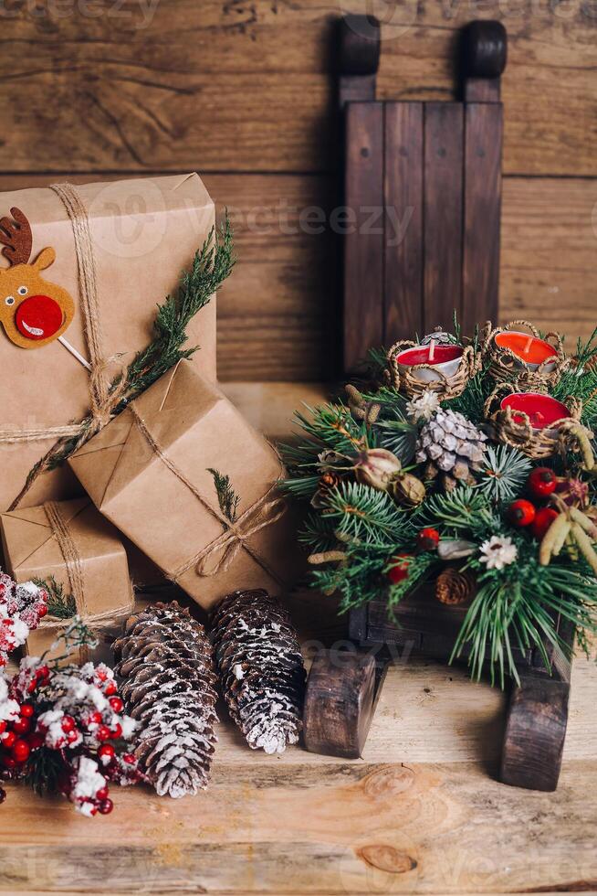 Natale i regali con scatole su di legno sfondo. Vintage ▾ stile. avvicinamento, selettivo messa a fuoco. giocattolo, orso, slitta. Natale concetto. foto