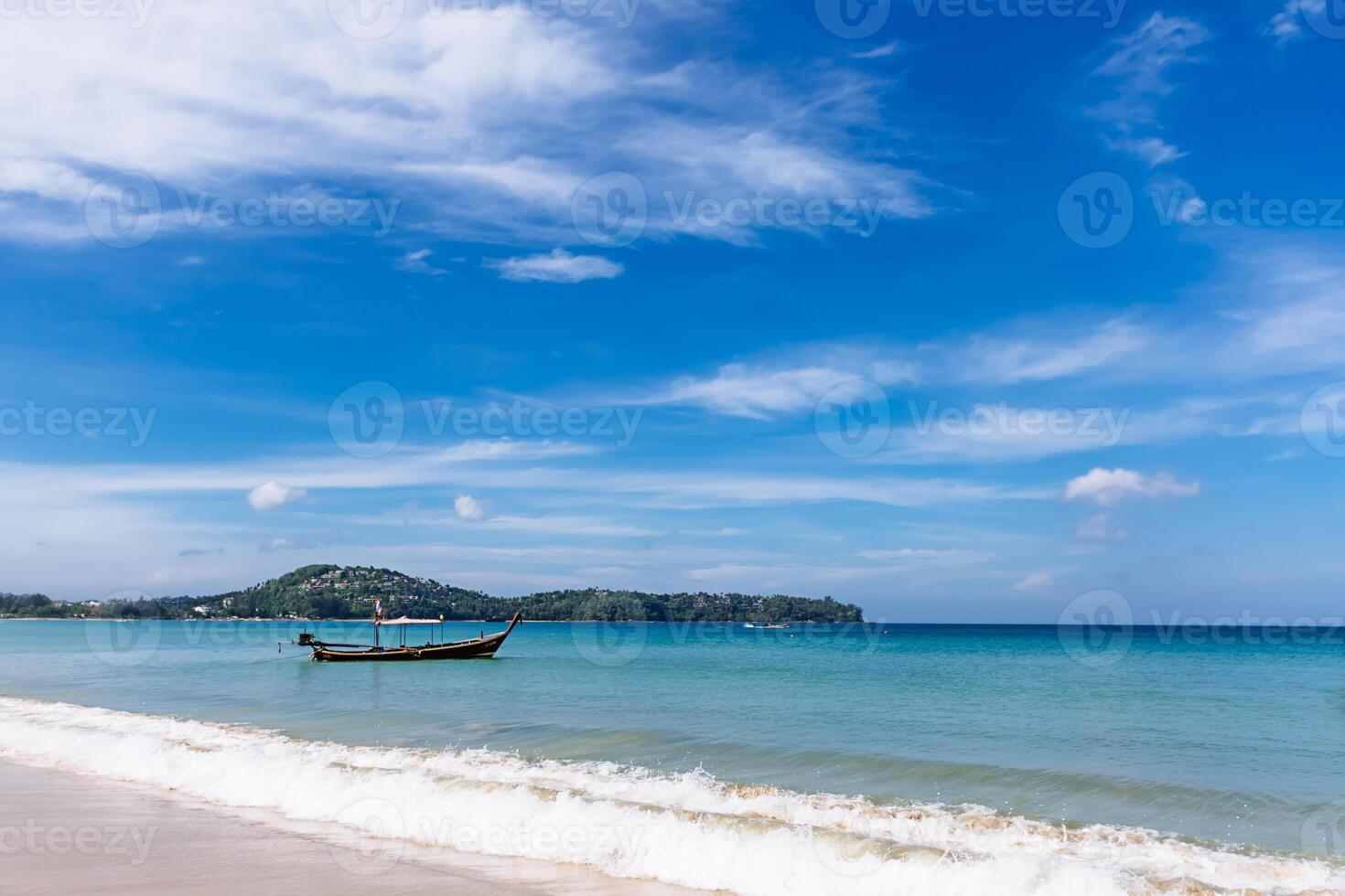 coda lunga barca nel il bellissimo mare al di sopra di chiaro cielo. Tailandia. foto