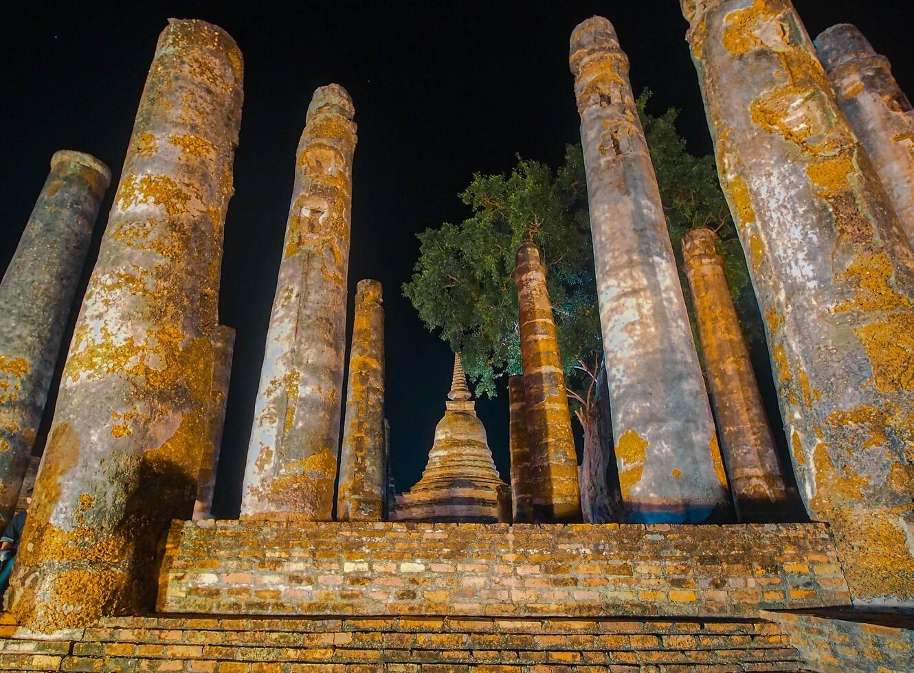 paesaggio storico parco nel Tailandia a notte. il antico tempio quello regali gli esseri umani è collocato nel della tailandese storico città. mondo eredità. foto