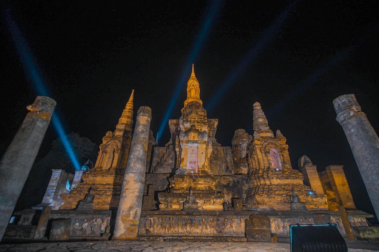 paesaggio storico parco nel Tailandia a notte. il antico tempio quello regali gli esseri umani è collocato nel della tailandese storico città. mondo eredità. foto