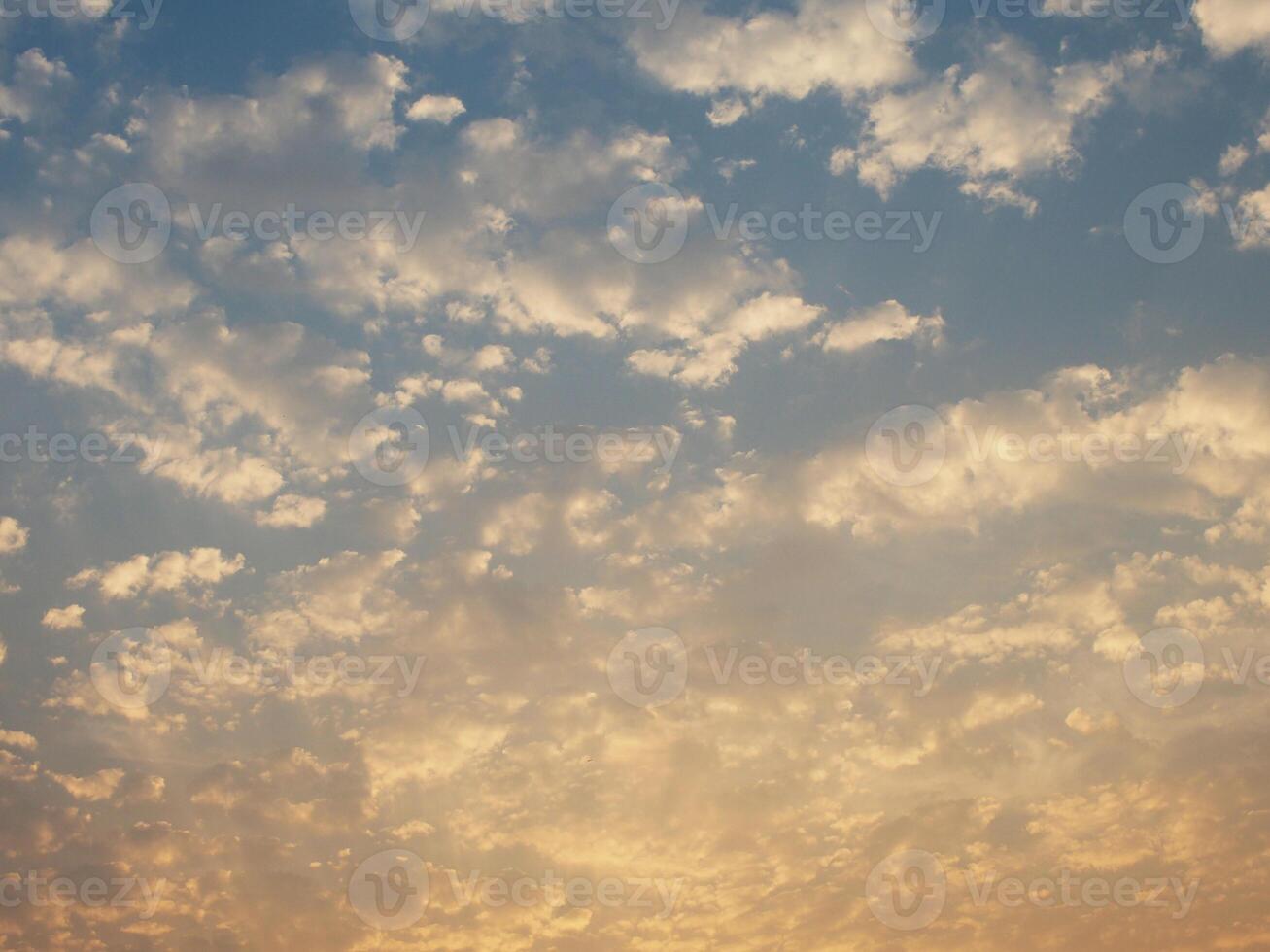 meraviglioso cielo e blu nube spazio con dolce leggero foto