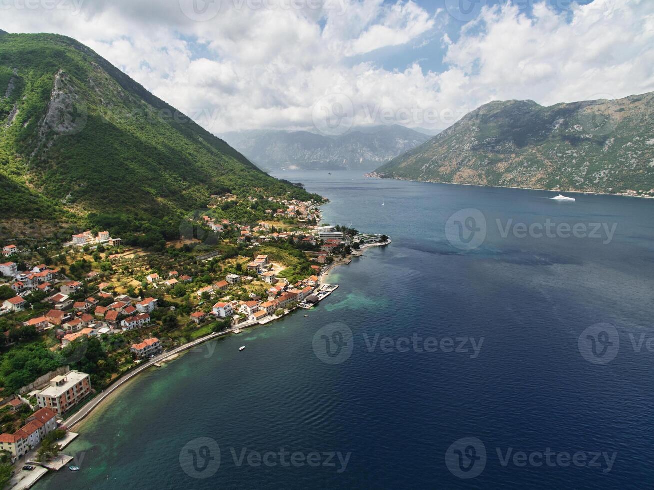 ricorrere cittadina tra verde alberi su un' versante di il mare. dobrota, montenegro. fuco foto