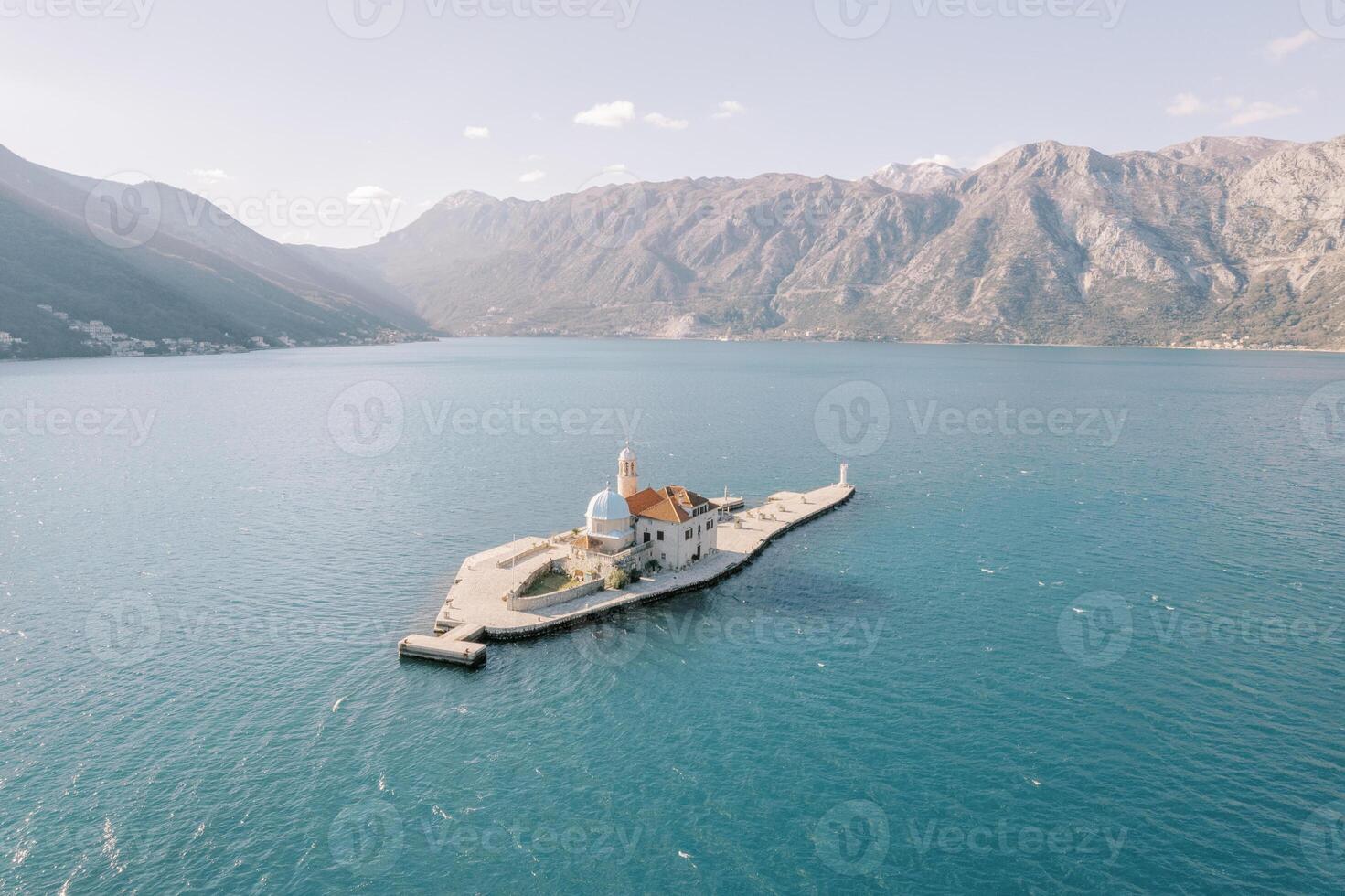 isola di gospa od skrpjela nel il baia di Cattaro. montenegro. fuco foto