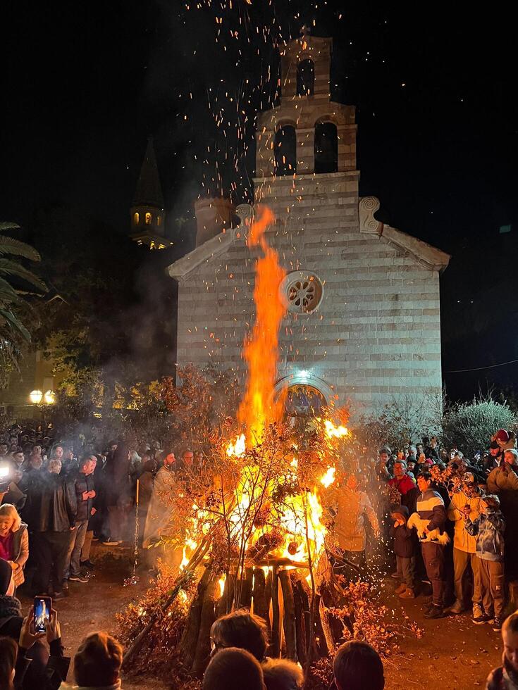 budva, montenegro - 25 dicembre 2022. grande rituale fuoco ustioni vicino il Chiesa foto