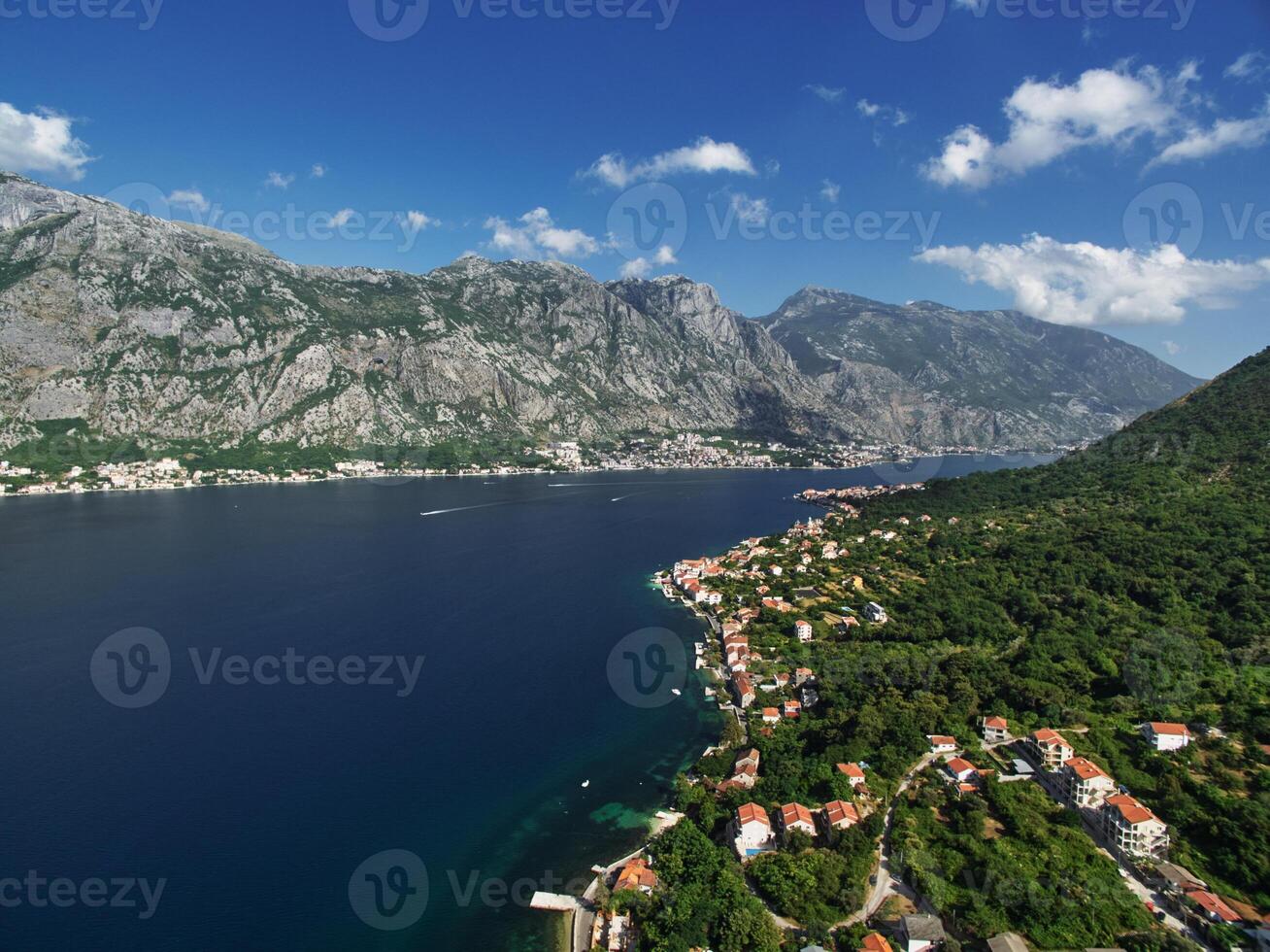 ricorrere cittadina su il sponde di il baia di kotor tra verde alberi a il piede di il montagne. montenegro. fuco foto