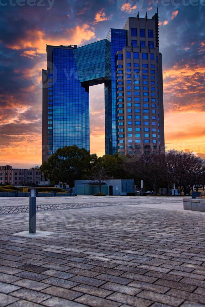 un' crepuscolo di nube riflettendo un degno di nota edificio nuvoloso foto