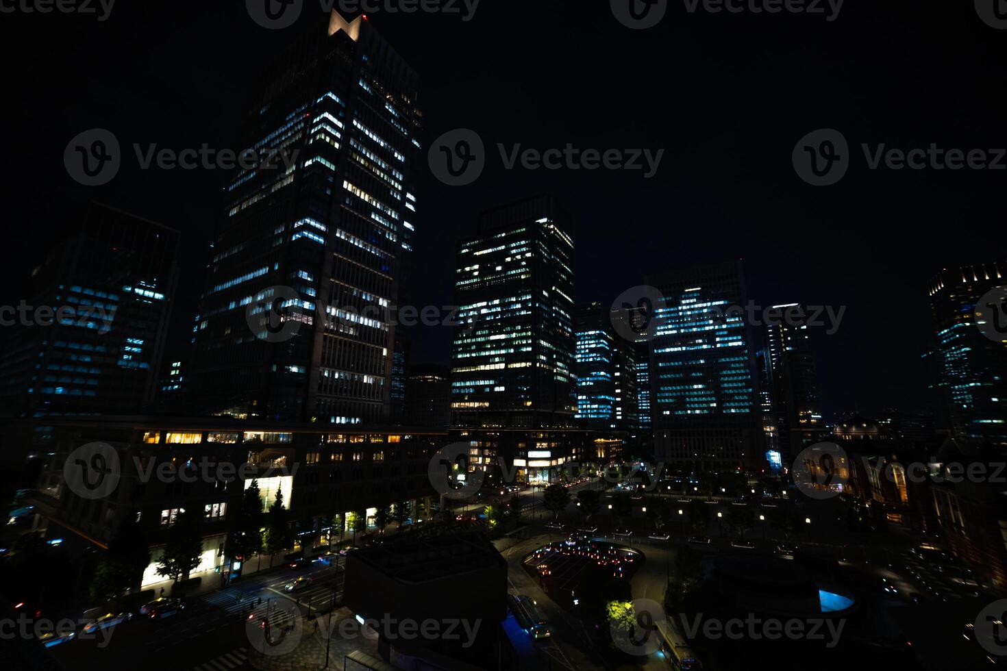 un' notte panoramico paesaggio urbano nel marunouchi tokyo largo tiro foto