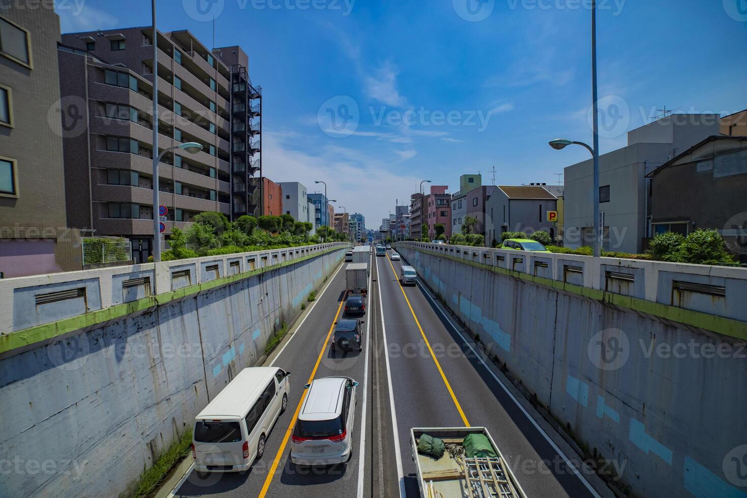 un' traffico marmellata a il urbano strada nel tokyo largo tiro foto